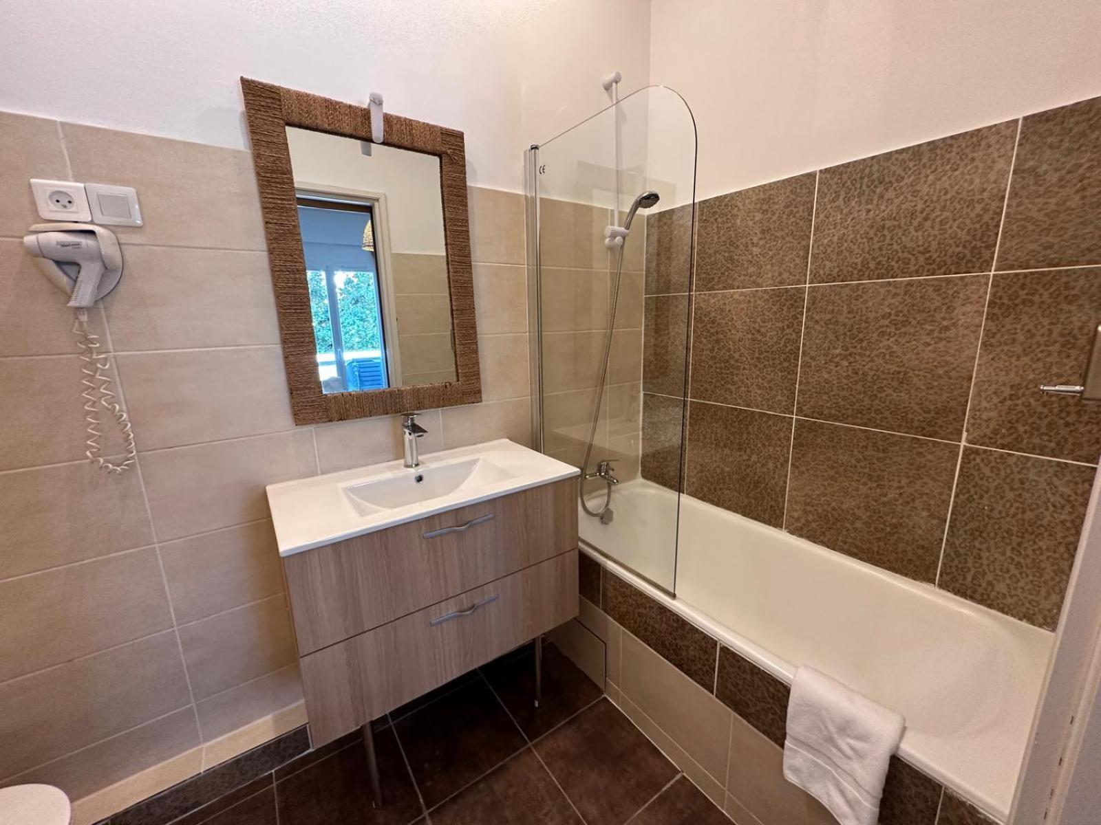 Ginasservis L'Hotel Du Bastier מראה חיצוני תמונה