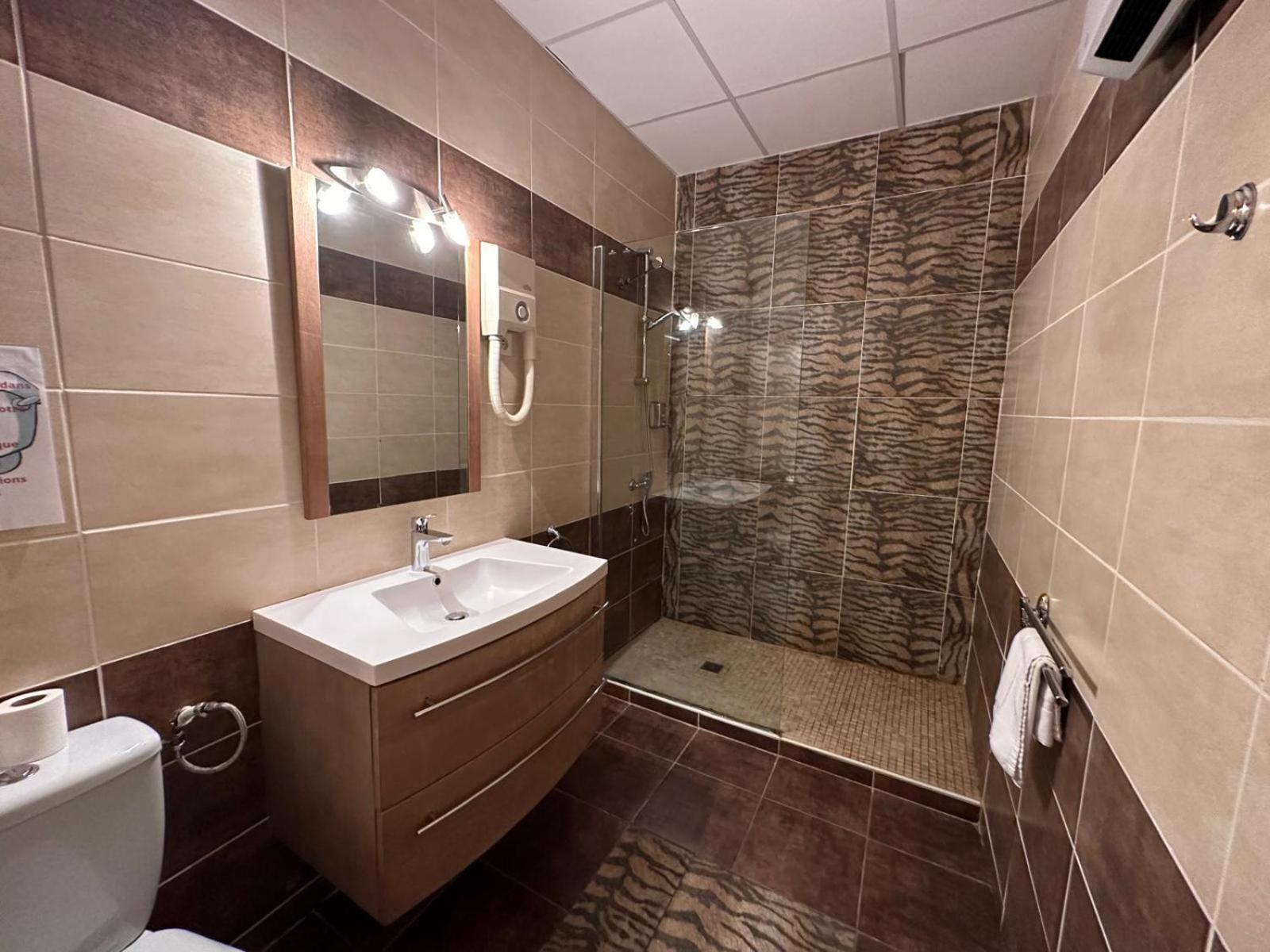 Ginasservis L'Hotel Du Bastier מראה חיצוני תמונה