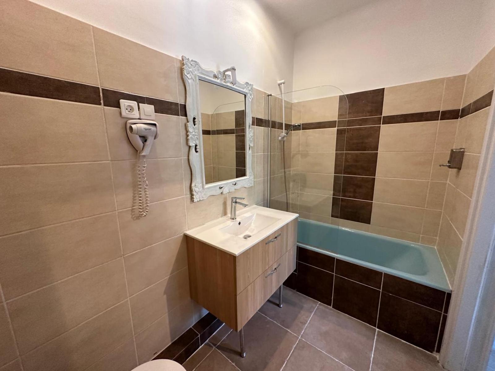 Ginasservis L'Hotel Du Bastier מראה חיצוני תמונה